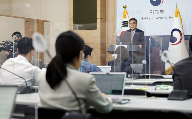 출입기자단 질의에 답하는 박진 외교부 장관