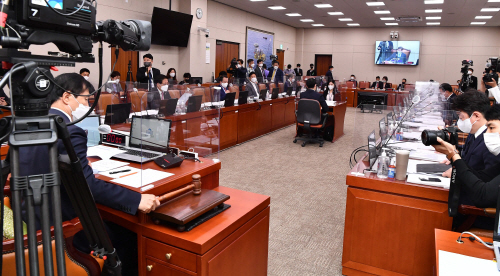 의사봉 두드리는 이학영 위원장