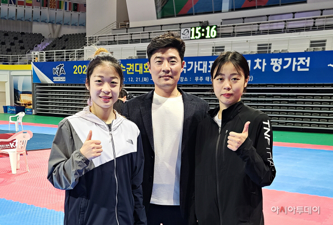 영천시청 태권도단 강미르, 강보라 선수 사진(2022 세계선수권