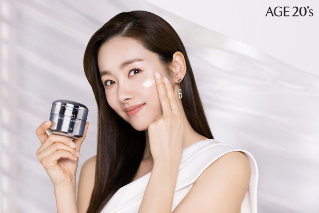 AGE 20's 더블 미백 크림_모델컷 (1)