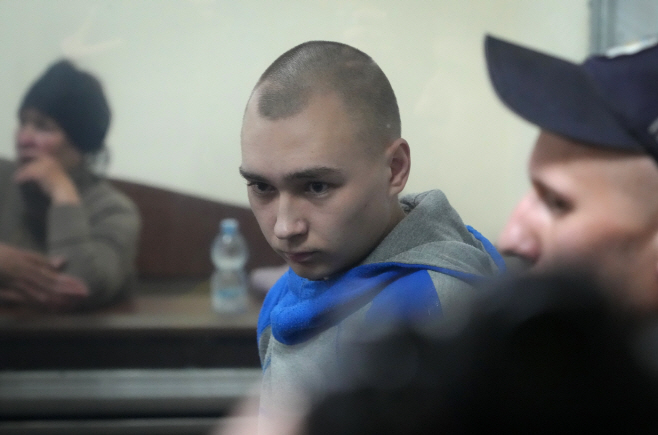 우크라 전쟁범죄 첫 재판 출석한 20대 러시아 군인