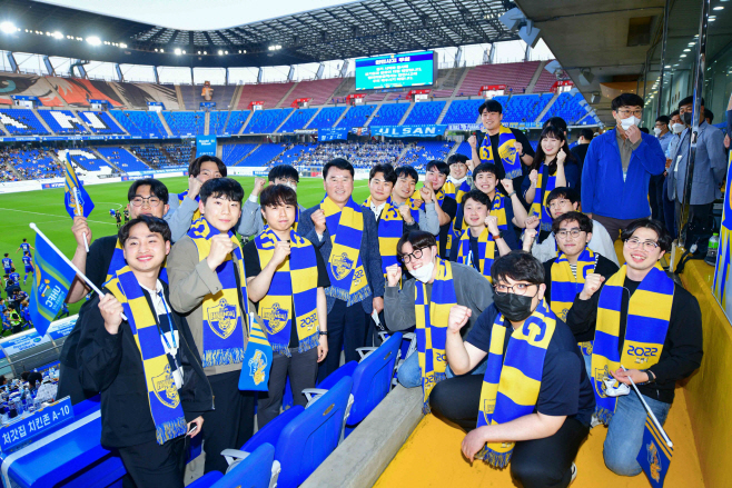 사진1-한영석 부회장 신입사원들과 축구경기 관람