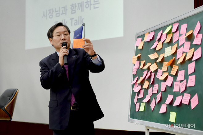 유-시장 재임 중 직원과 대화