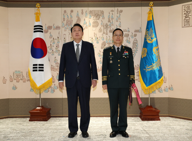 박정환 육군참모총장과 기념촬영하는 윤 대통령