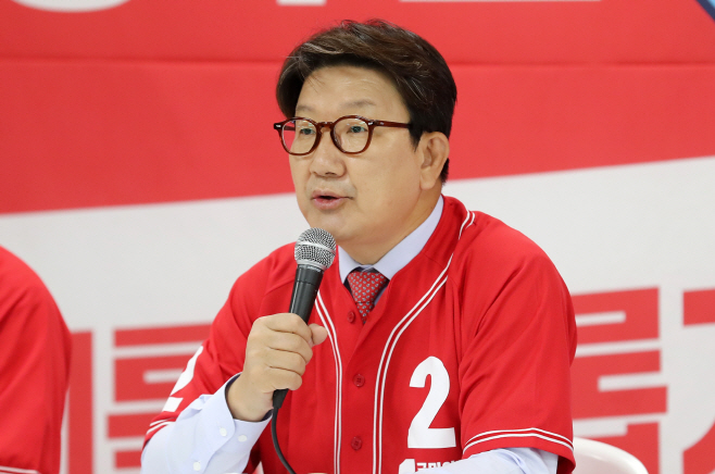 발언하는 권성동