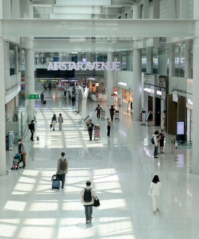 인천공항 면세점 이용하는 이용객들<YONHAP NO-5345>