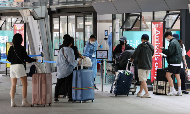 오늘부터 입국 후 코로나 검사 1회만<YONHAP NO-2472>