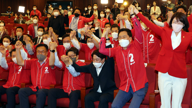 국민의힘, 출구조사 결과에 환호