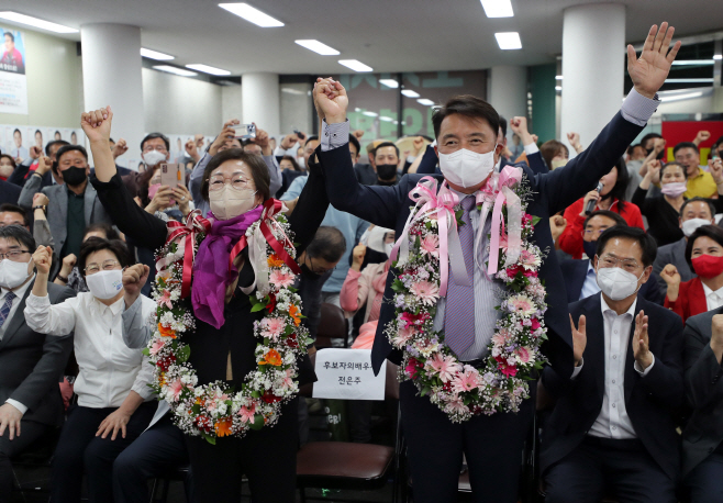 꽃다발 들고 환호하는 김영환