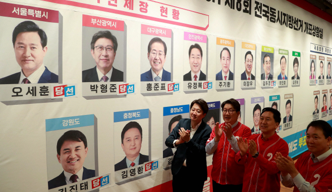 당선 유력 단체장 후보에 스티커 붙인 국민의힘 .