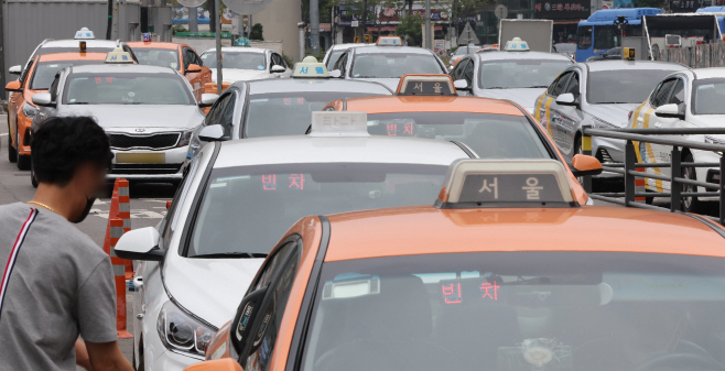 추경 통과, 법인택시·버스에 300만원 지원<YONHAP NO-3612>
