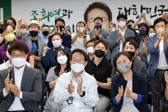 출구조사 결과 발표 지켜보는 조희연<YONHAP NO-3798>
