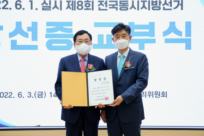 주낙영(사진 왼쪽) 경주시장이 김상윤 경주시 선거관리위원장과