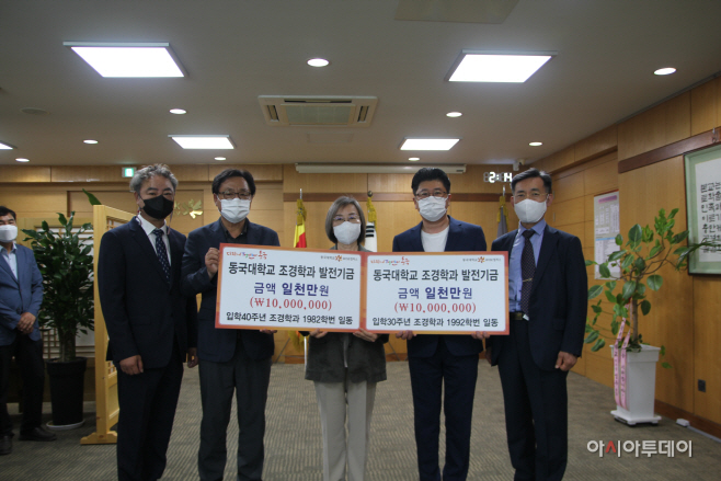 기금전달 사진(동창회장,82,총장님,92,대외협력처장)