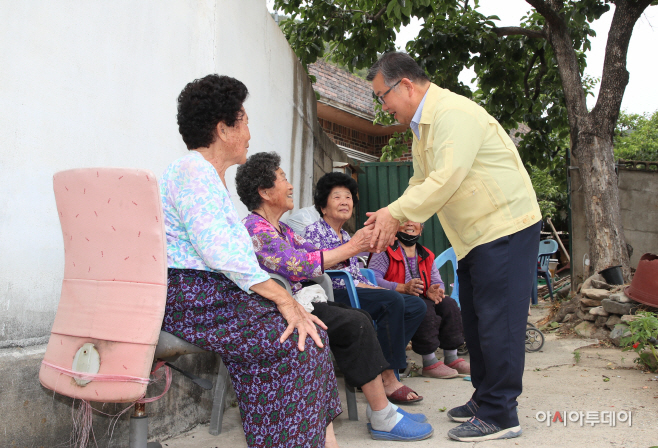 4일 박일호 밀양시장이 상동면 여수마을 주민을 위로하고 있다.