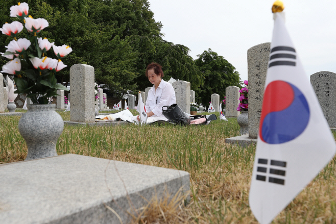 시동생을 마주 보고