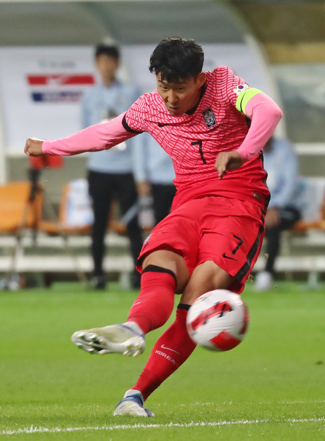 100번째 경기 자축하는 골<YONHAP NO-4040>