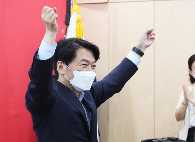 지지자들 향해 인사하는 안철수