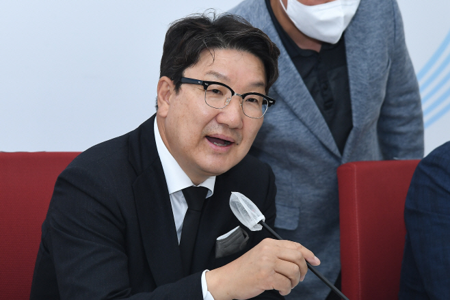 기자간담회하는 권성동 원내대표