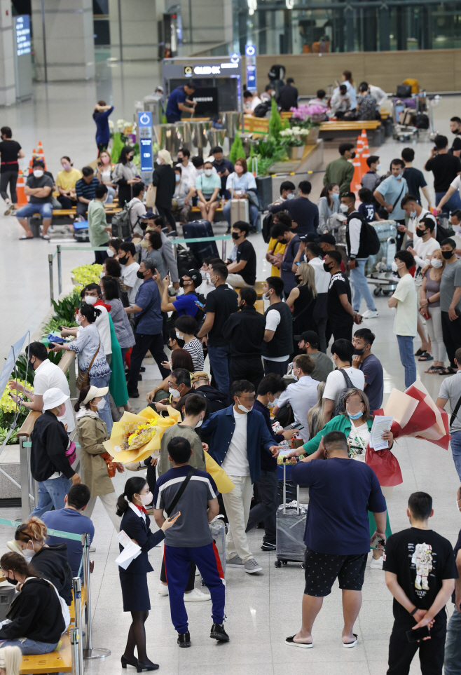 북적이는 공항 입국장<YONHAP NO-3852>