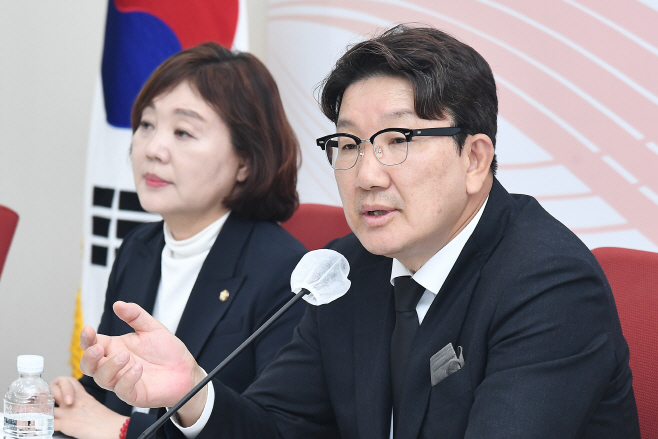기자간담회하는 권성동 원내대표