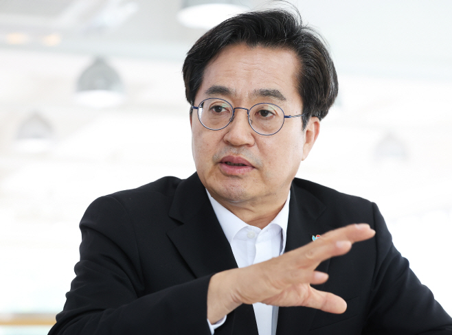 질문에 답하는 김동연