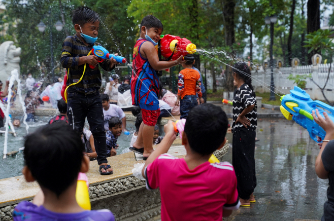 CAMBODIA-WATERFESTIVAL/ <YONHAP NO-6510> (REUTERS)