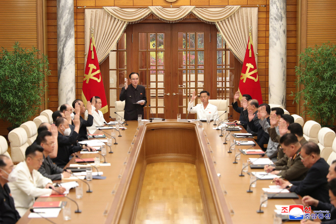 북한, 정치국 회의 열어 제5차 전원회의 안건 심의…김정은 불참