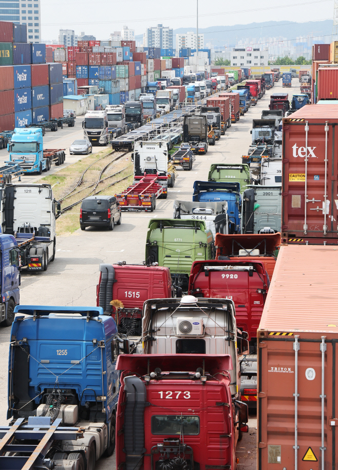 이틀째 계속되는 화물연대 총파업<YONHAP NO-2700>