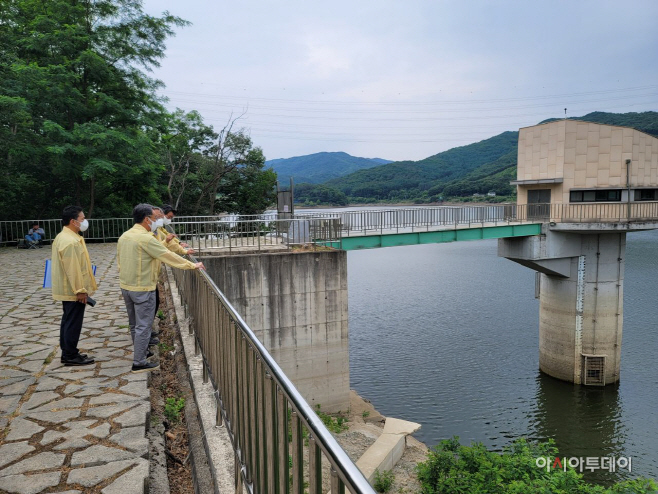 저수지 점검중인 정인노 본부장