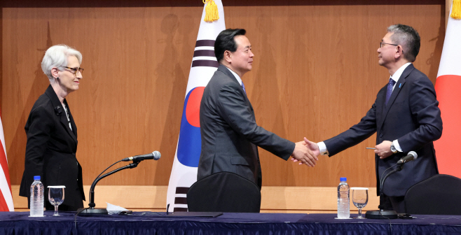 악수하는 한-일 외교차관