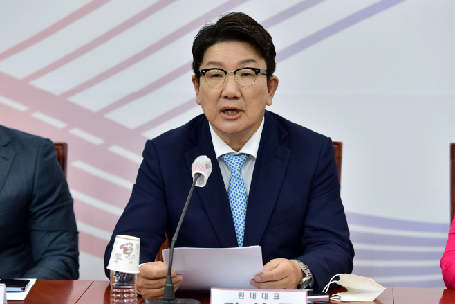 최고위원회의에서 발언하는 권성동 원내대표