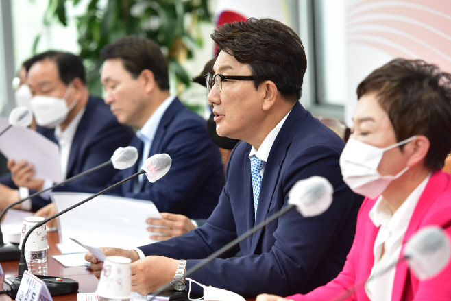 발언하는 권성동 원내대표