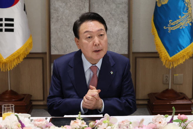 두손 모은 윤석열 대통령