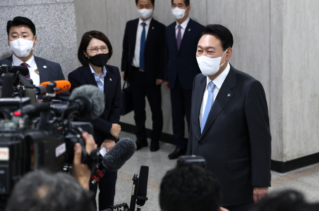 취재진 질문에 답하는 윤석열 대통령