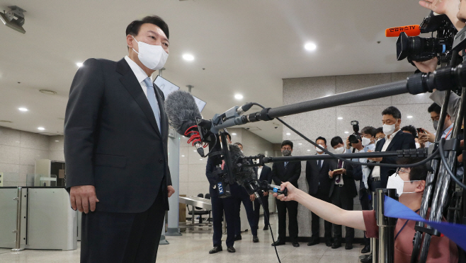 취재진 질문에 답하는 윤석열 대통령