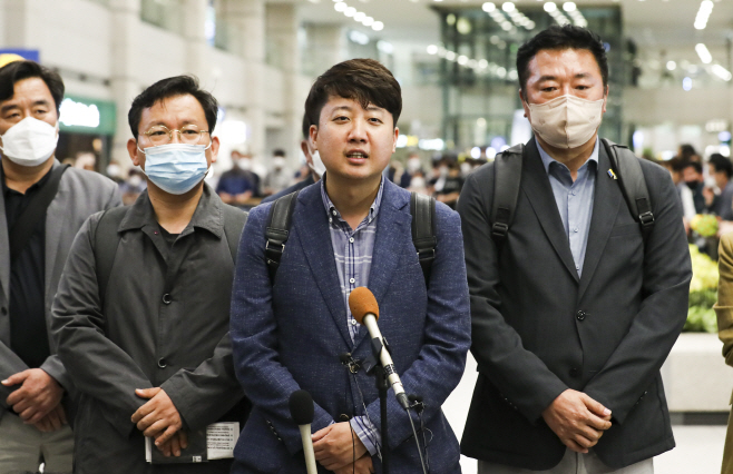기자 질문에 답하는 이준석 대표