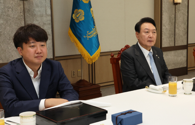 이준석 대표와 대화하는 윤석열 대통령