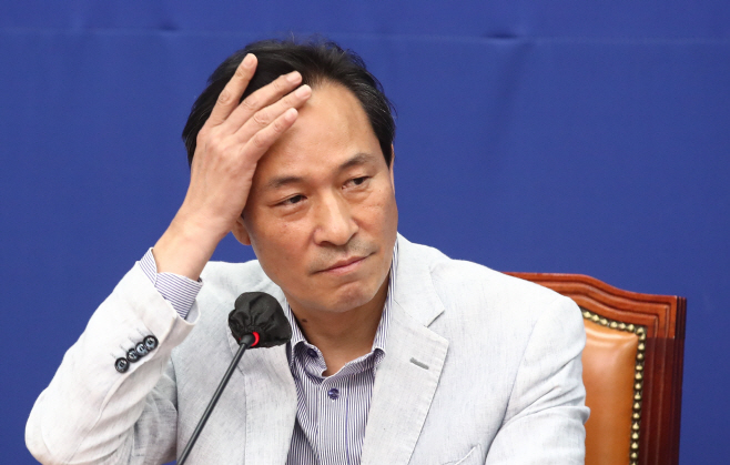 머리 만지는 우상호 비상대책위원장<YONHAP NO-4652>