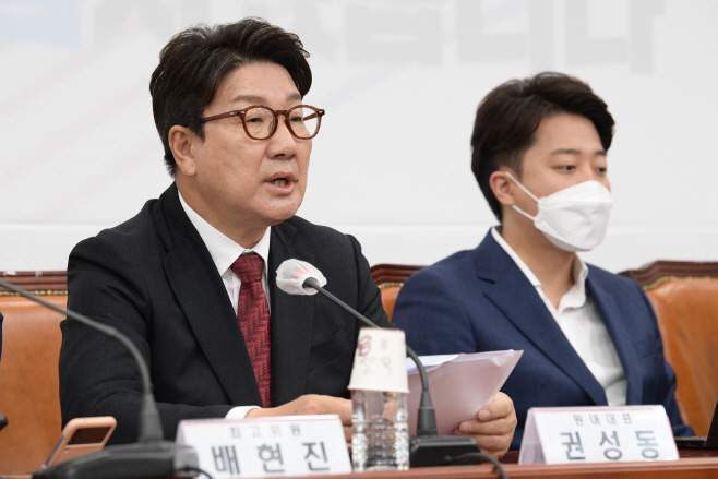 발언하는 권성동 원내대표