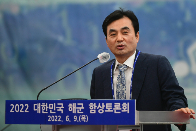 함상토론회서 축사하는 안규백 국방위원