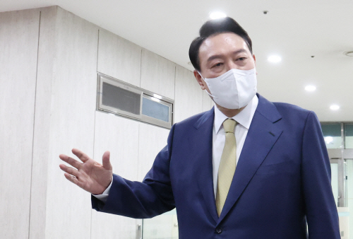 기자들 질문에 답하는 윤석열 대통령