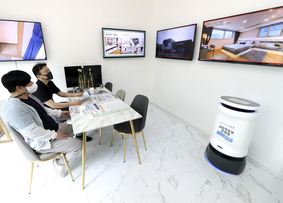 [사진1] KT AI방역로봇 닥터부동산홍보관에 도입