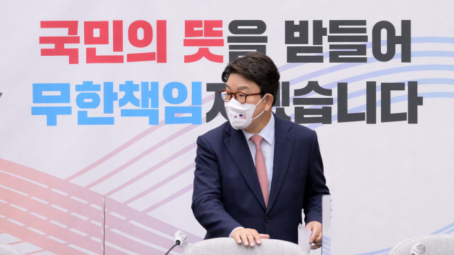 원내대책회의 참석하는 권성동