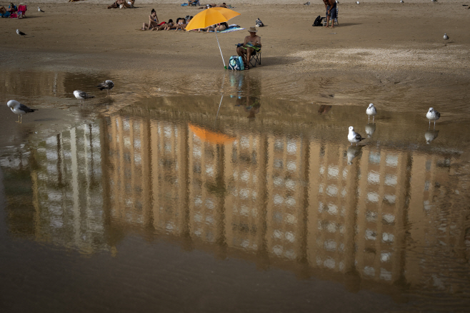 APTOPIX Spain Heat Wave <YONHAP NO-1698> (AP)