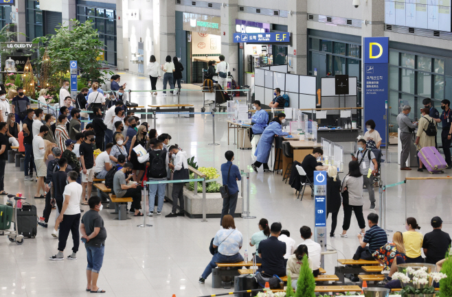 인천공항 입국장 '활기'<YONHAP NO-3857>