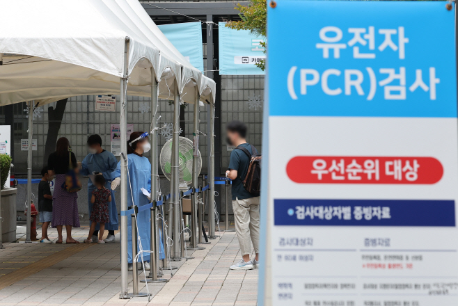 코로나19 확진자 '7일 격리' 4주 더 유지<YONHAP NO-2984>