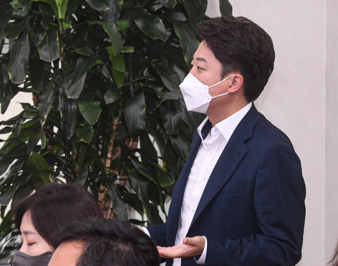 최고위 나가며 발언하는 이준석 대표
