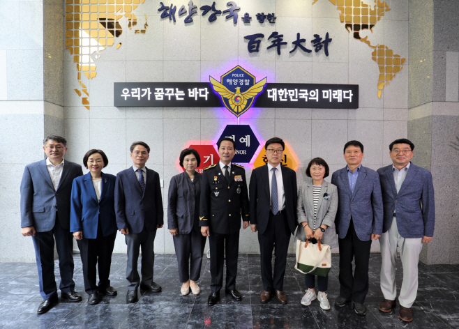 기념촬영(여인태 교육원장 우측. 사공영진 위원장)