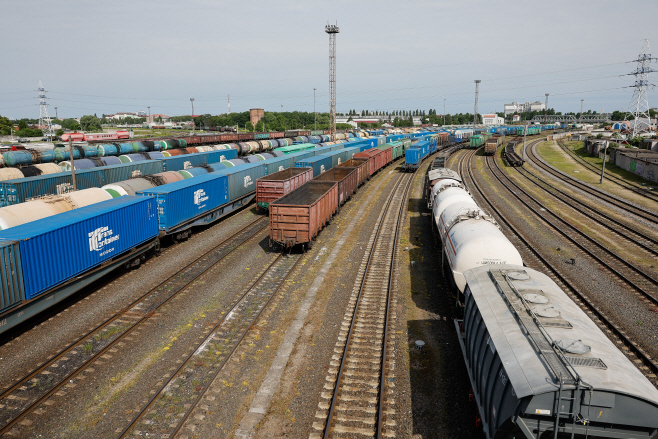Lithuania bans rail transit of sanctioned goods with Russia's Kaliningrad